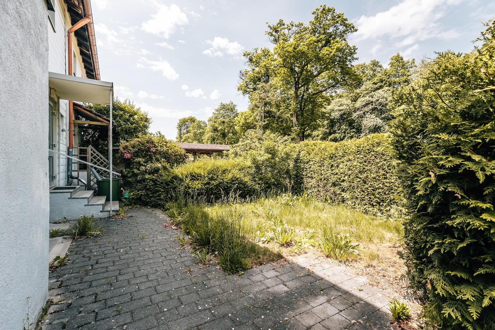 Haus Strassenansicht Vorgarten