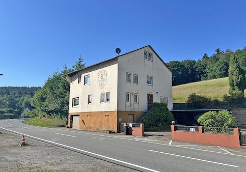 Wohnhaus mit ehem. Wirtschaft
