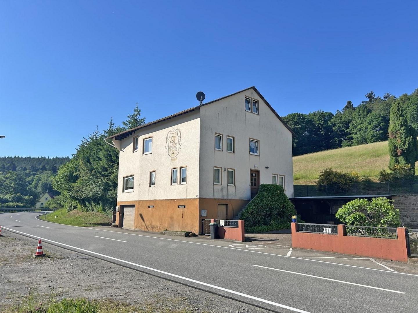 Wohnhaus mit ehem. Wirtschaft