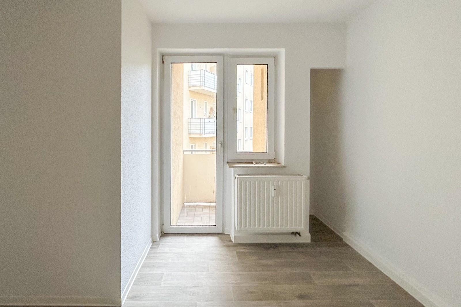 Küche_Blick zum Balkon