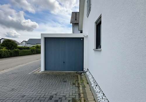 Garage und Stellplätze