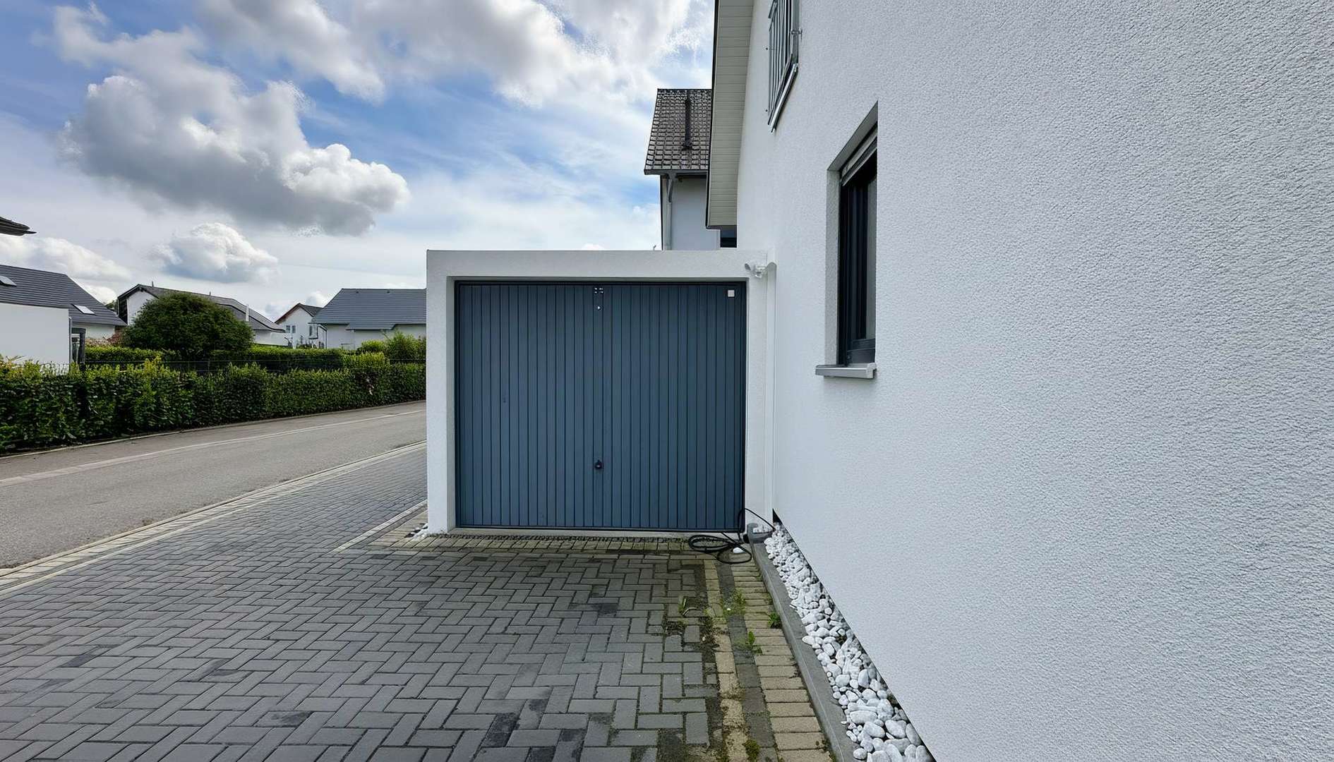 Garage und Stellplätze