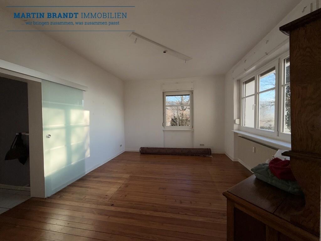 Wohnzimmer mit Holzdielenboden im EG