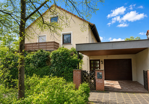 Hausansicht mit Garage