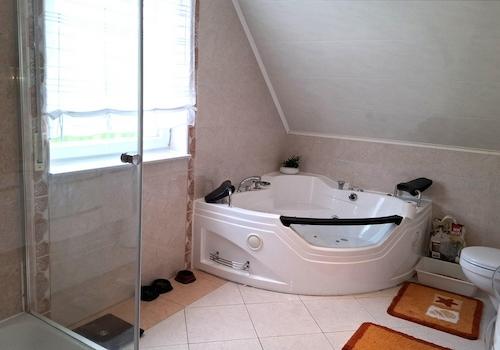 Bad mit Dusche im OG