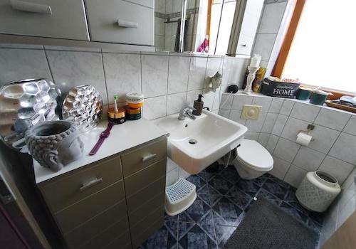 Bad mit Badewanne und Duschabtrennung Bild 3