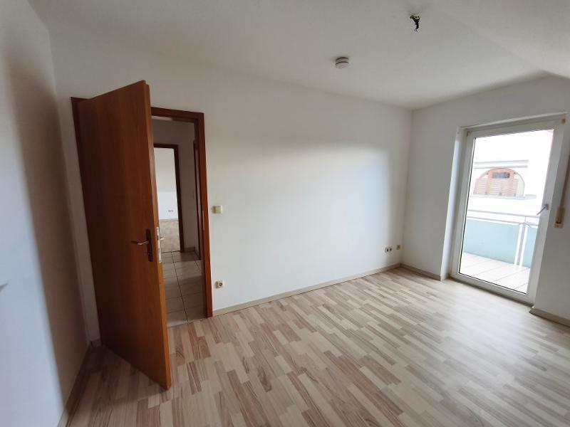 Elternschlafzimmer mit Zugang zum Balkon Bild 3