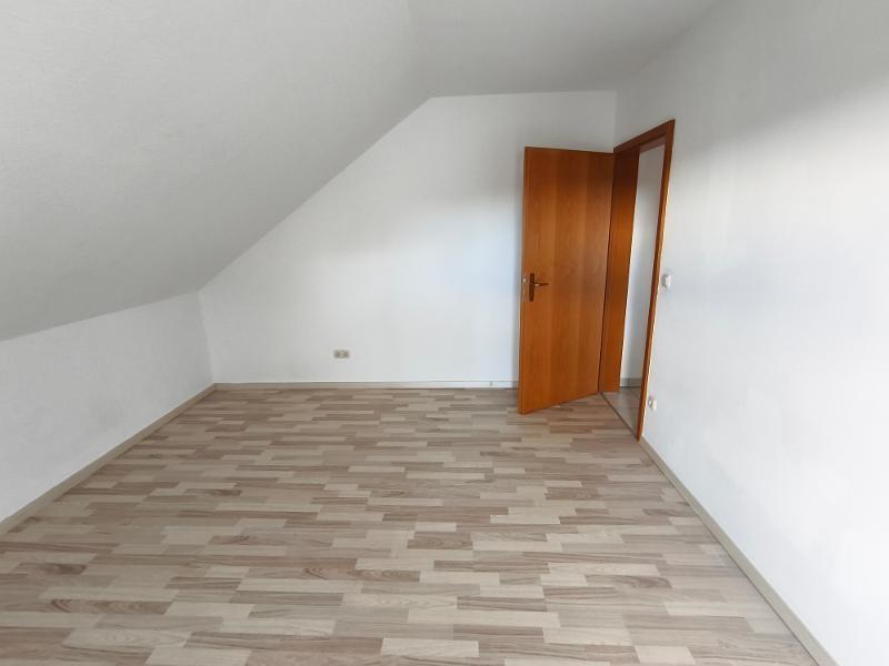 Elternschlafzimmer mit Zugang zum Balkon Bild 4