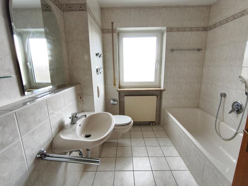 Bad mit Badewanne und Dusche Bild 1