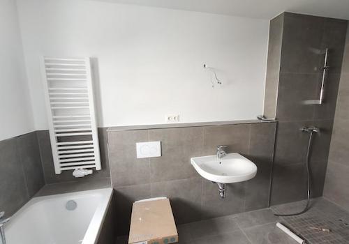 Bad mit Badewanne und Dusche Bild 2