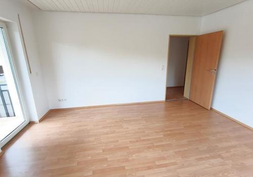 Wohnzimmer mit Zugang zum Balkon Bild 3