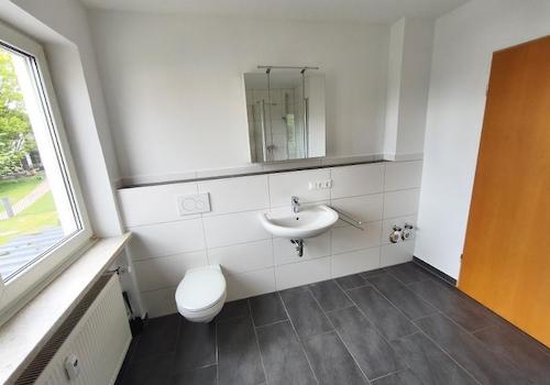 Bad mit Badewanne und Dusche Bild 4