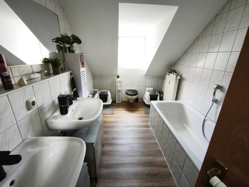 Bad mit Badewanne und Dusche Bild 1