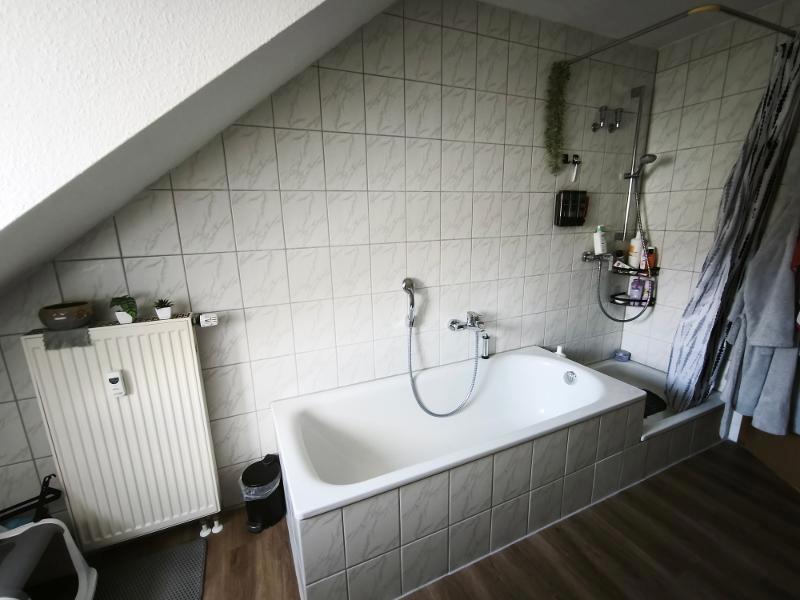 Bad mit Badewanne und Dusche Bild 2