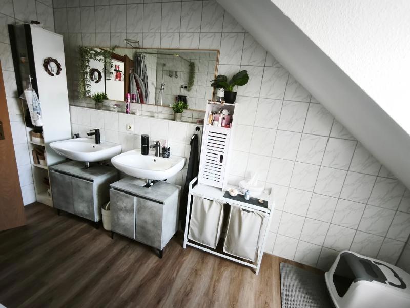 Bad mit Badewanne und Dusche Bild 3