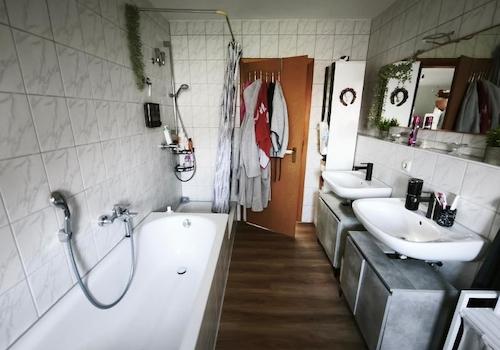 Bad mit Badewanne und Dusche Bild 4