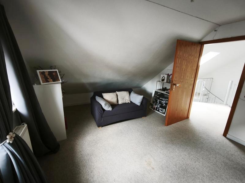 Ausgebauter Spitzboden - Kinder- /Arbeitszimmer Bild 4