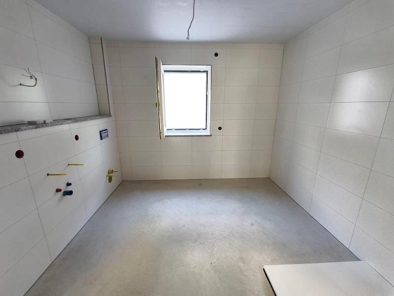 Bad mit Dusche, Waschmaschinenanschluss und Fenster Bild 1