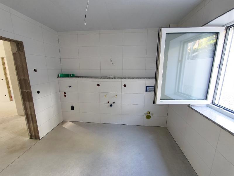 Bad mit Dusche, Waschmaschinenanschluss und Fenster Bild 2