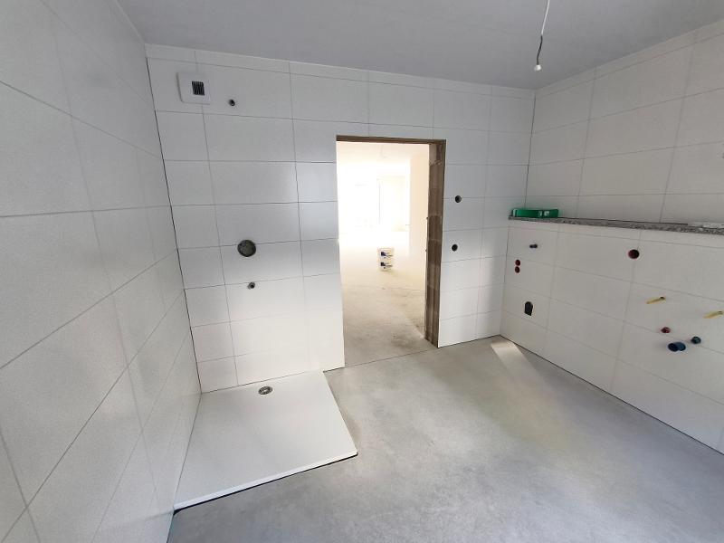 Bad mit Dusche, Waschmaschinenanschluss und Fenster Bild 3