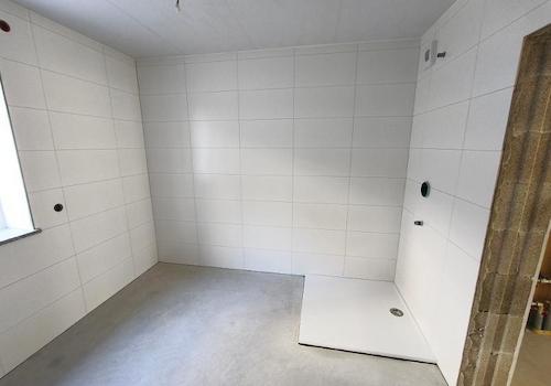 Bad mit Dusche, Waschmaschinenanschluss und Fenster Bild 4