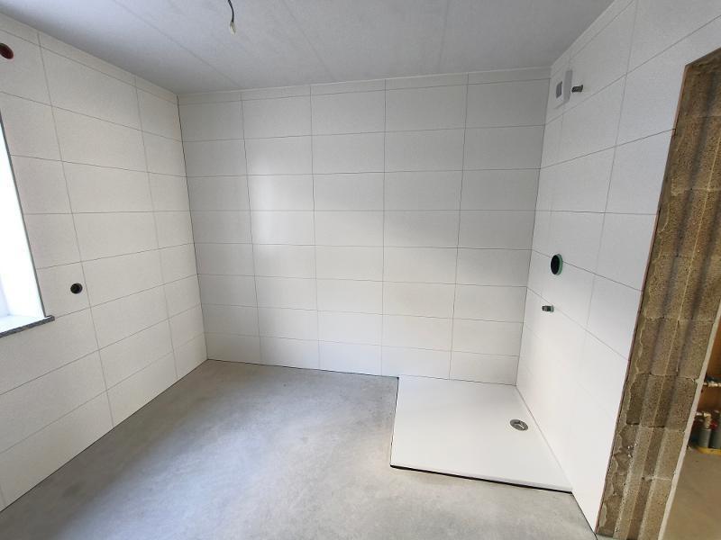 Bad mit Dusche, Waschmaschinenanschluss und Fenster Bild 4