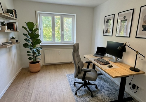 Arbeitszimmer möbliert mit KI
