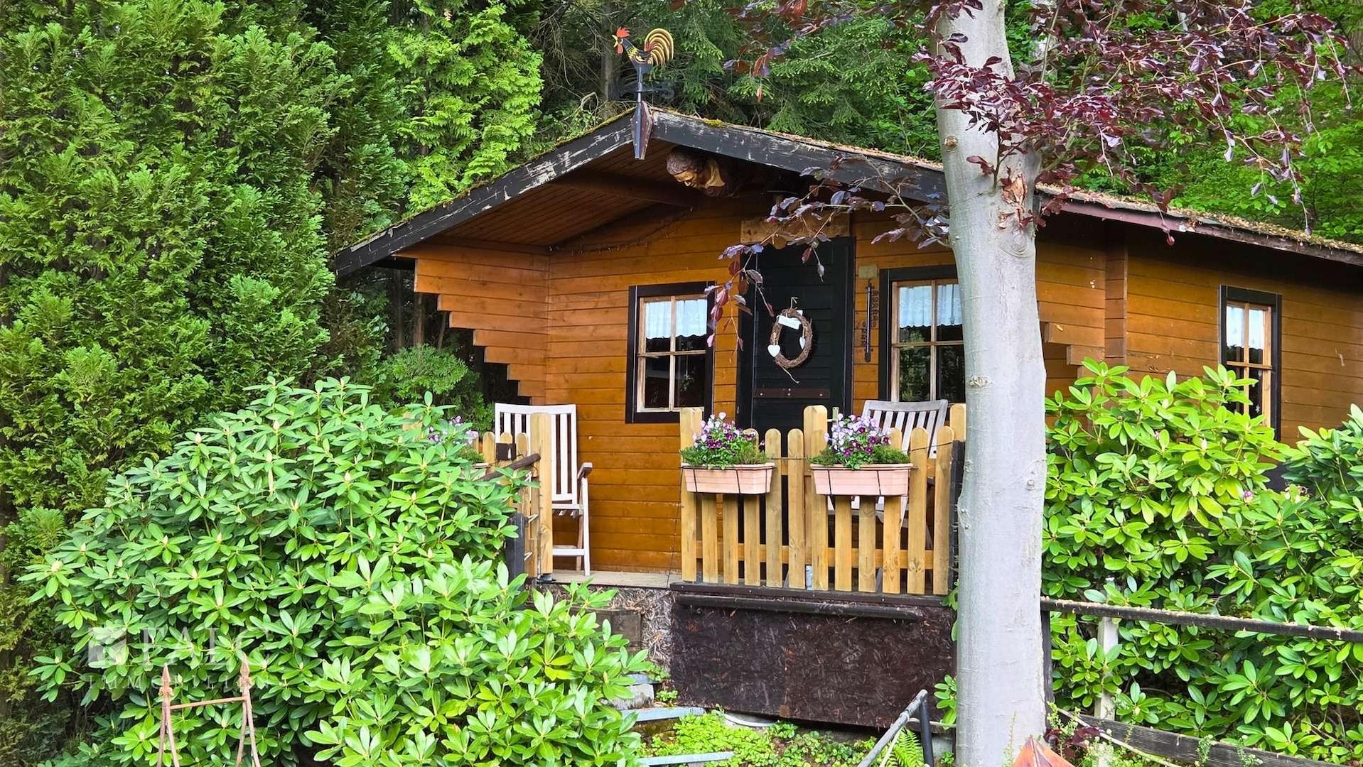 Blick zur Gartenhütte
