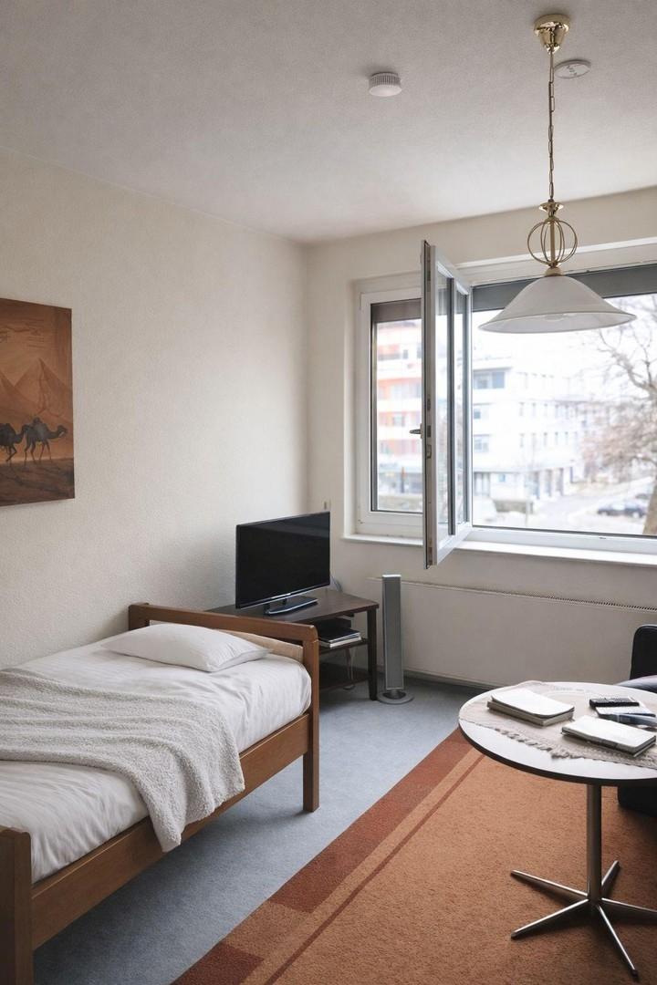 helles großes Schlafzimmer