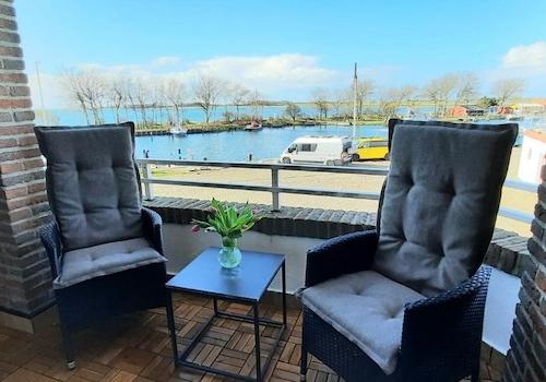 Blick vom Balkon auf den Hafen