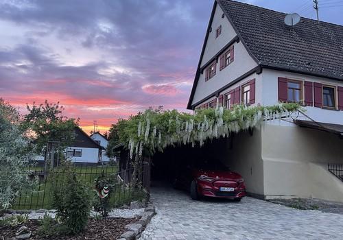 Carport und Bauernhaus 