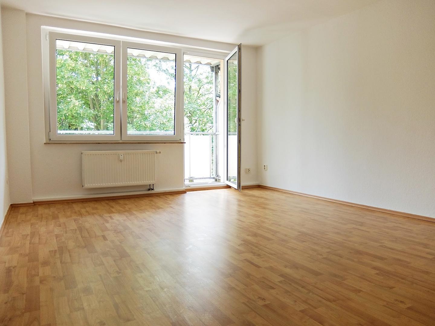 Wohnzimmer mit Balkon