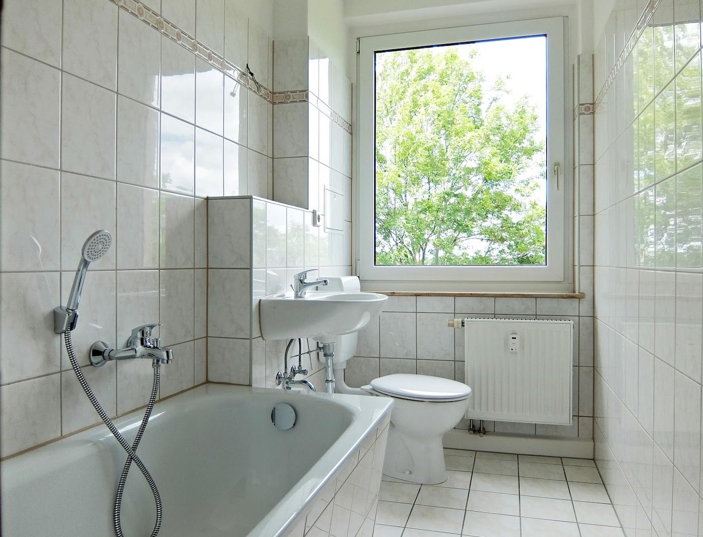 Bad mit Wanne und Fenster
