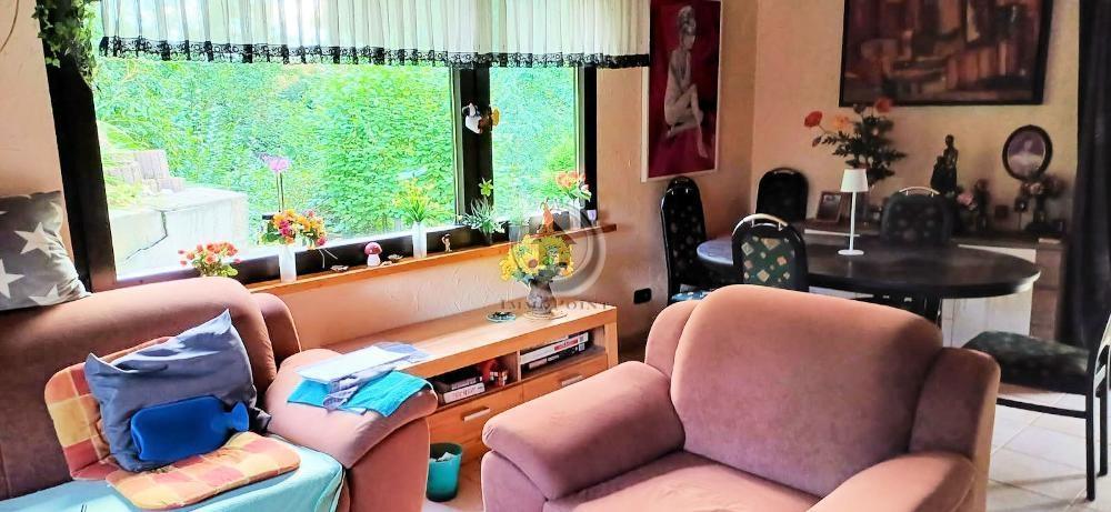 Sofa und Essbereich