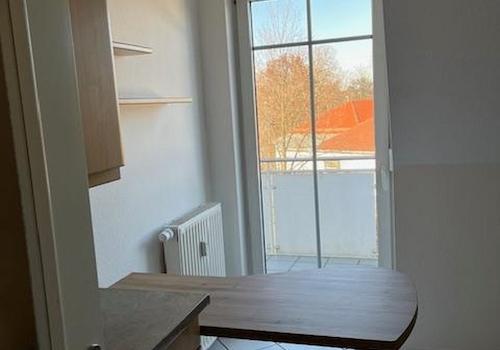 Küche mit Zugang zum Balkon