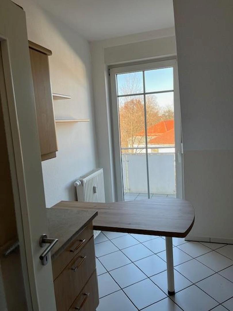 Küche mit Zugang zum Balkon