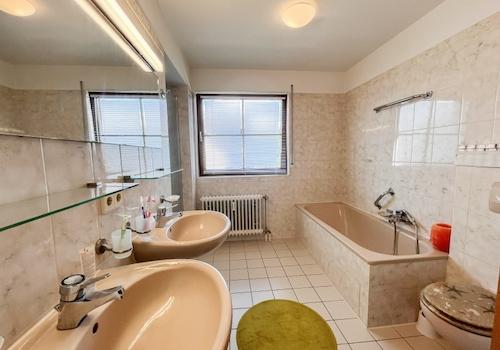 Großes Badezimmer