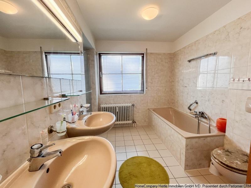 Großes Badezimmer