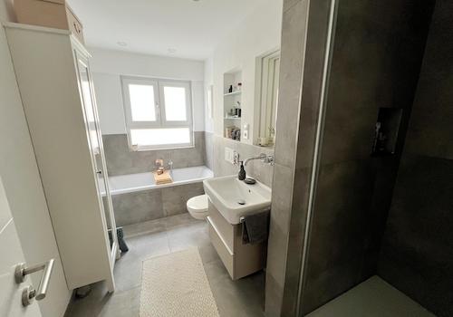 Bad mit Wanne und Dusche