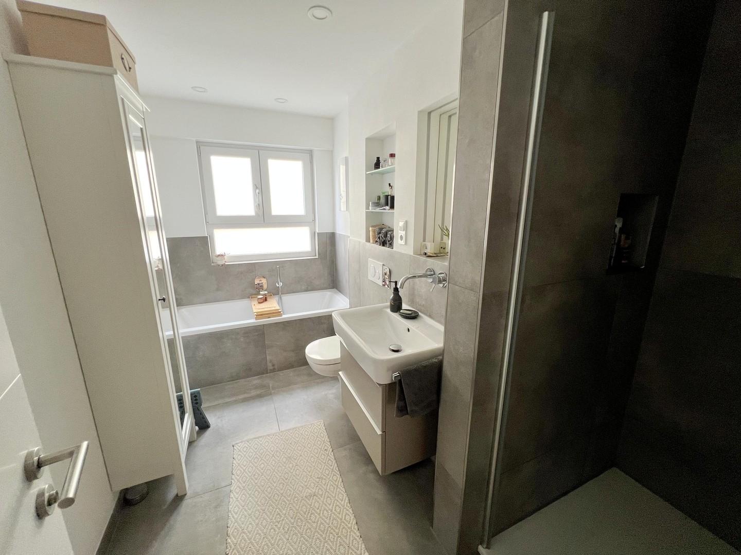 Bad mit Wanne und Dusche