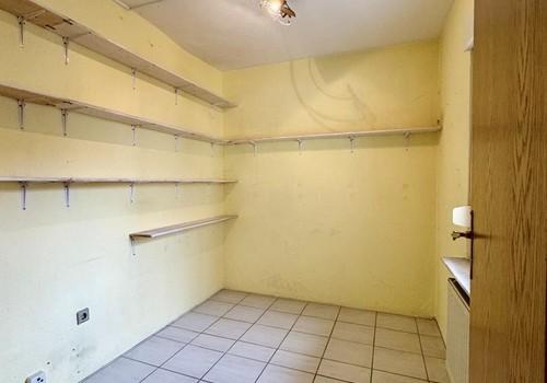 Büro neben Eingangsbereich