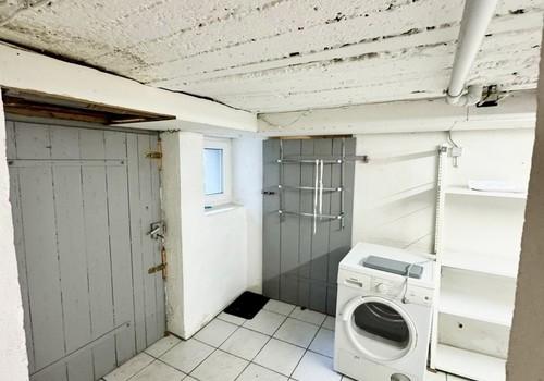 Waschküche mit Ausgang Hof