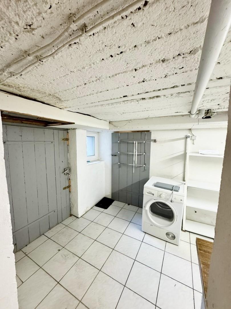 Waschküche mit Ausgang Hof