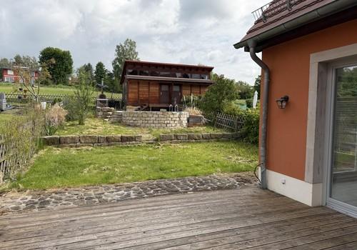 Blick in Garten von Terrasse 