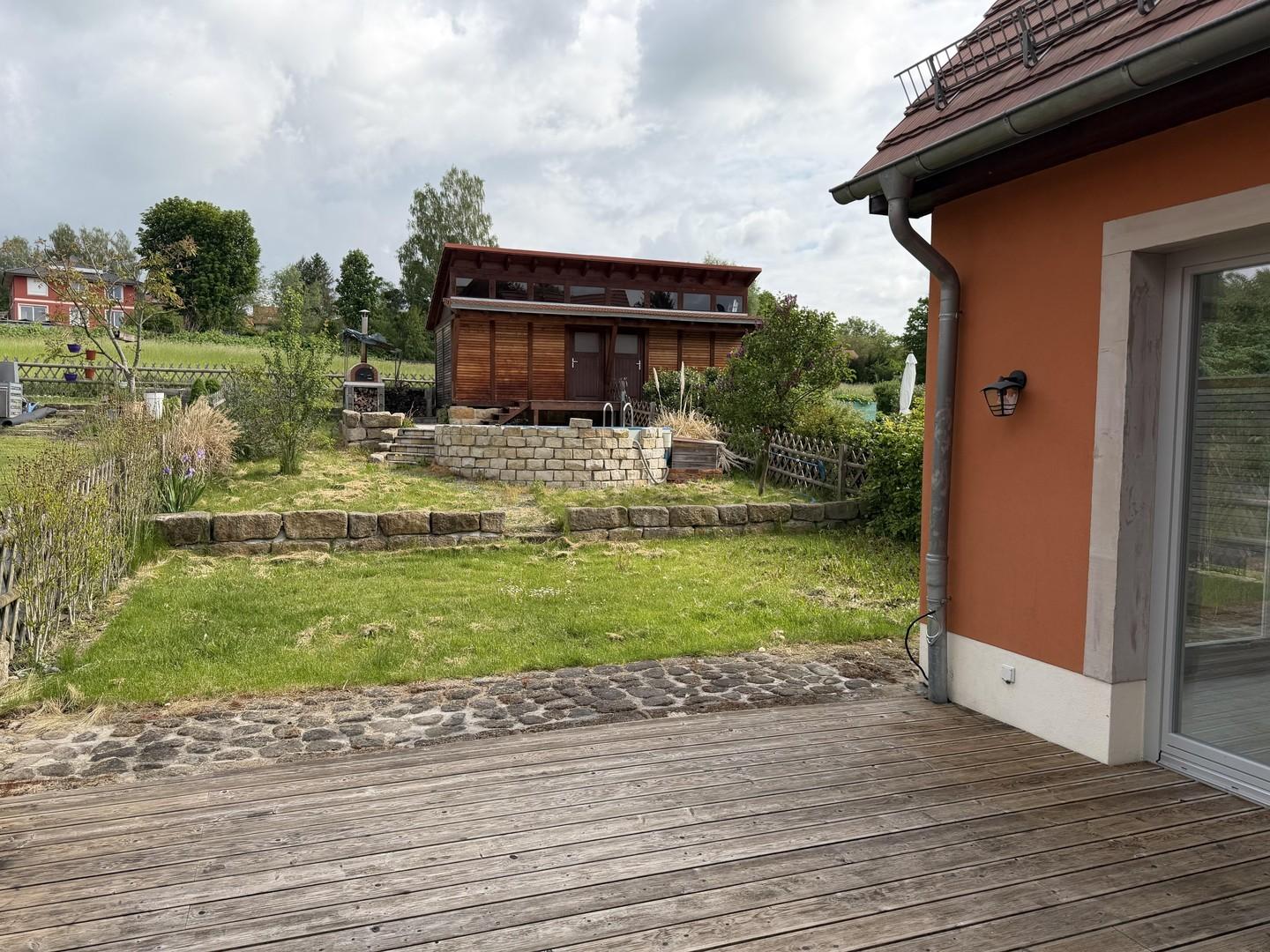 Blick in Garten von Terrasse 
