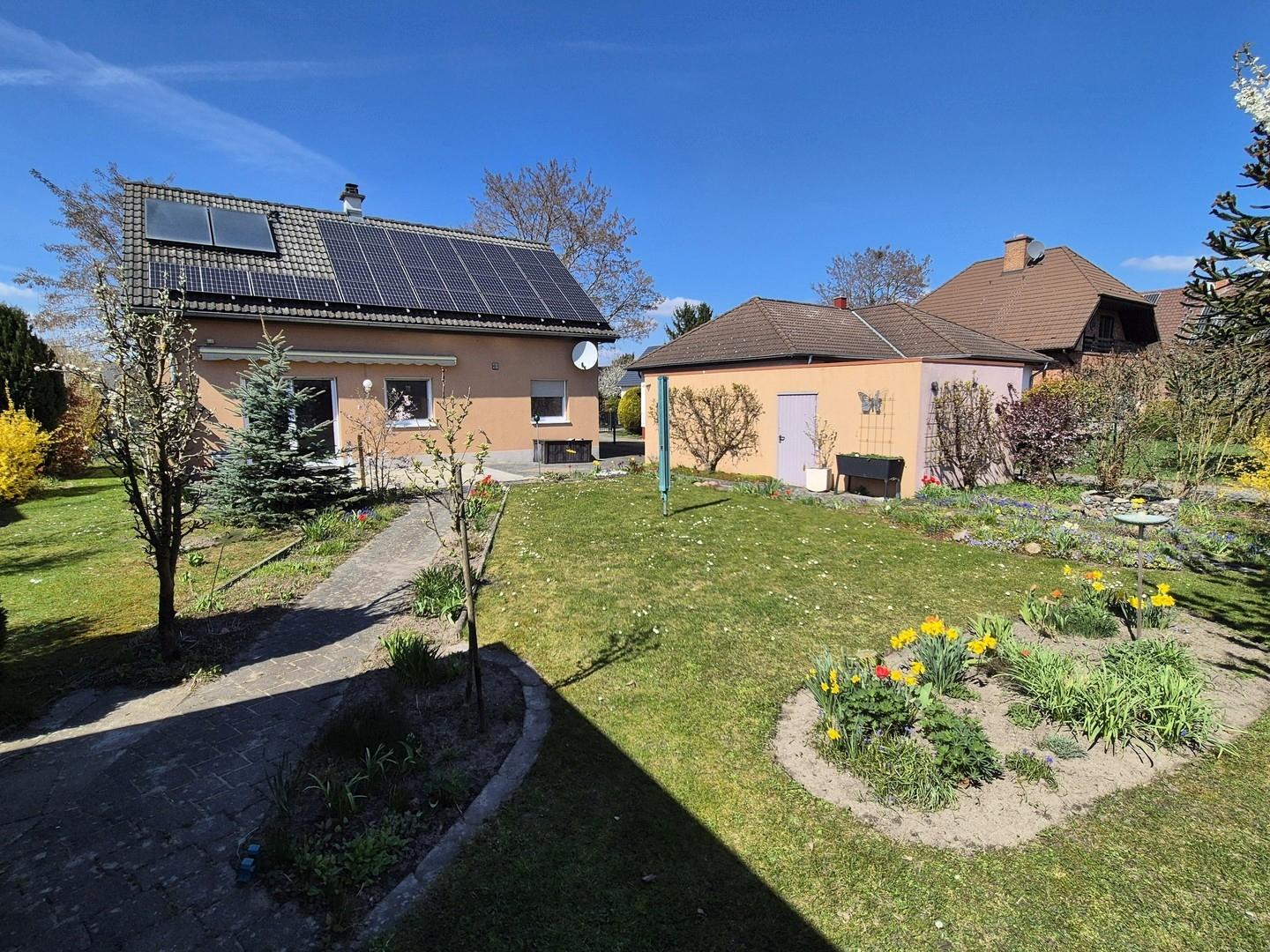 Gartenansicht mit Garage