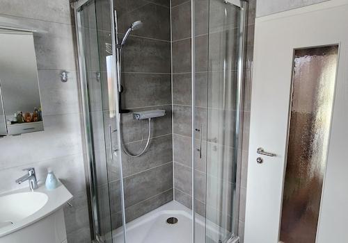 Dusche im Badezimmer