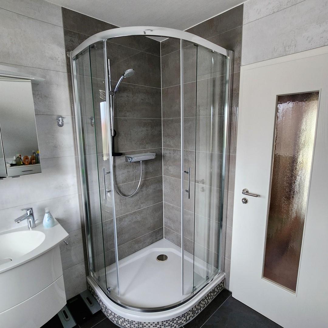 Dusche im Badezimmer