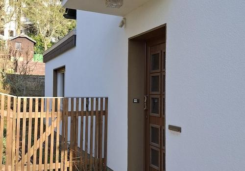 Hauseingang unter Balkon EG