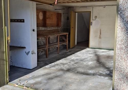 Garage mit Werkbank im UG